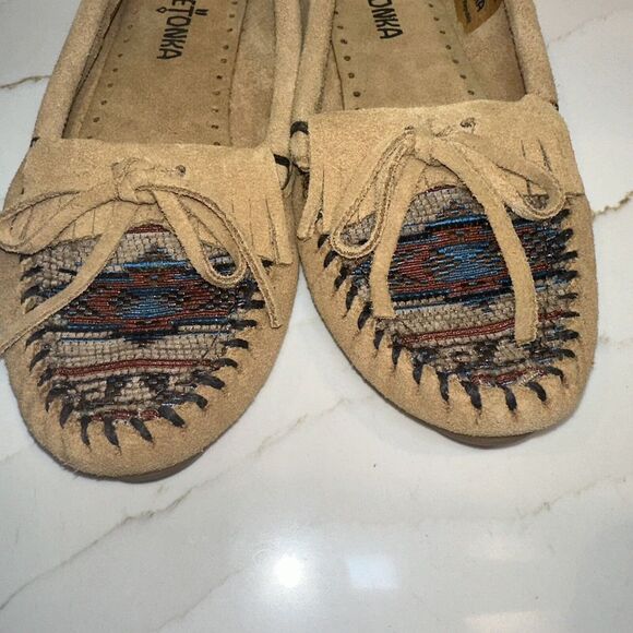 Minnetonka Moccasins size 6 Womens Suede Embroidered Aztec Brown Tan Rubber Sole - Picture 1 of 10